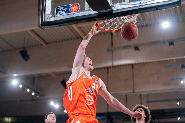 Lars Thiemann (RASTA Vechta, 21) beim Dunk, GER, Veolia Towers Hamburg vs RASTA Vechta, Basketball, Bundesliga, Spieltag 30, Saison 2025 2026, 19.04.2026 GER, Veolia Towers Hamburg vs RASTA Vechta, Basketball, Bundesliga, Spieltag 30, Saison 2025 2026, 19.04.2026 Hamburg Copyright: xEibner-Pressefoto MaxxVincenx EP_MVN