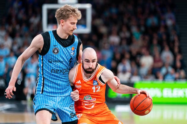 Tommy Kuhse (RASTA Vechta, 12) im Zweikampf mit Zsombor Maronka (Veolia Towers Hamburg, 05), GER, Veolia Towers Hamburg vs RASTA Vechta, Basketball, Bundesliga, Spieltag 30, Saison 2025 2026, 19.04.2026 GER, Veolia Towers Hamburg vs RASTA Vechta, Basketball, Bundesliga, Spieltag 30, Saison 2025 2026, 19.04.2026 Hamburg Copyright: xEibner-Pressefoto MaxxVincenx EP_MVN