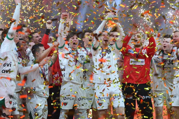 GER, Lanxess Arena Koeln, HBL, LIDL FINAL4, Men, Finale, Fuechse Berlin vs. bergischer HC 19.04.2026, Lanxess Arena , Koeln , GER, Lanxess Arena Koeln, HBL, LIDL FINAL4, Men, Finale, Fuechse Berlin vs. bergischer HC, im Bild: die Fuechse Berlin sind Deutscher Pokalsieger 2026 und stehen auf dem Podest und bejubeln den Titel mit dem Pokal