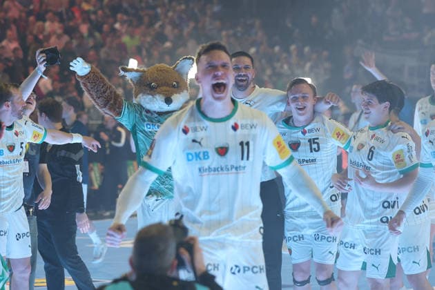 GER, Lanxess Arena Koeln, HBL, LIDL FINAL4, Men, Finale, Fuechse Berlin vs. bergischer HC 19.04.2026, Lanxess Arena , Koeln , GER, Lanxess Arena Koeln, HBL, LIDL FINAL4, Men, Finale, Fuechse Berlin vs. bergischer HC, im Bild: Berlin ist Pokalsieger und bejubelt den Titel Lasse Andersson (Fuechse Berlin 11), Leo Prantner (Fuechse Berlin 6), Aitor Arino (Fuechse Berlin 14), Tobias Grondahl (Fuechse Berlin 15),