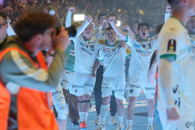GER, Lanxess Arena Koeln, HBL, LIDL FINAL4, Men, Finale, Fuechse Berlin vs. bergischer HC 19.04.2026, Lanxess Arena , Koeln , GER, Lanxess Arena Koeln, HBL, LIDL FINAL4, Men, Finale, Fuechse Berlin vs. bergischer HC, im Bild: Berlin ist Pokalsieger und bejubelt den Titel Lasse Andersson (Fuechse Berlin 11), Leo Prantner (Fuechse Berlin 6), Aitor Arino (Fuechse Berlin 14), Tobias Grondahl (Fuechse Berlin 15),