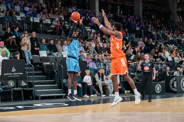 Osaro Rich (Veolia Towers Hamburg, 03) beim Wurf, TJ Bamba (RASTA Vechta, 5), GER, Veolia Towers Hamburg vs RASTA Vechta, Basketball, Bundesliga, Spieltag 30, Saison 2025 2026, 19.04.2026 GER, Veolia Towers Hamburg vs RASTA Vechta, Basketball, Bundesliga, Spieltag 30, Saison 2025 2026, 19.04.2026 Hamburg Copyright: xEibner-Pressefoto MaxxVincenx EP_MVN