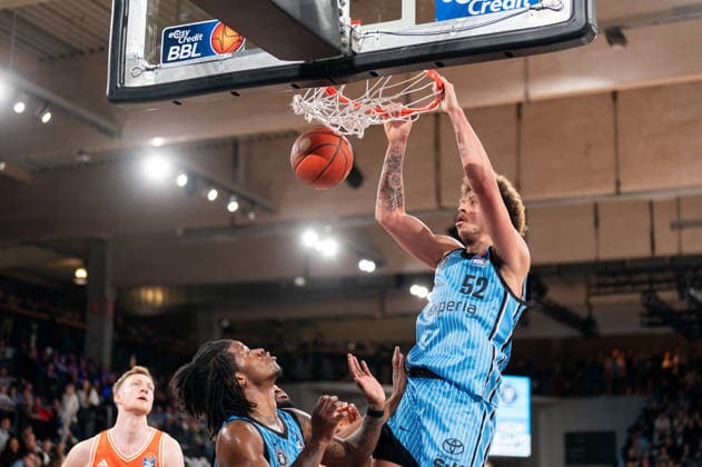 Zacharie Perrin (Veolia Towers Hamburg, 52) beim Dunk, GER, Veolia Towers Hamburg vs RASTA Vechta, Basketball, Bundesliga, Spieltag 30, Saison 2025 2026, 19.04.2026 GER, Veolia Towers Hamburg vs RASTA Vechta, Basketball, Bundesliga, Spieltag 30, Saison 2025 2026, 19.04.2026 Hamburg Copyright: xEibner-Pressefoto MaxxVincenx EP_MVN