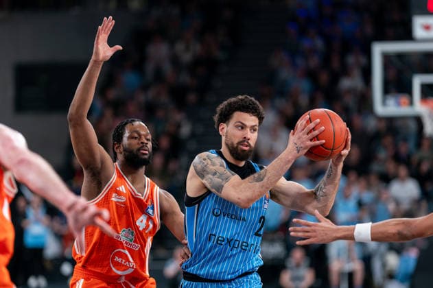 Devon Daniels (Veolia Towers Hamburg, 21) im Dribbling, Lloyd Pandi (RASTA Vechta, 41), GER, Veolia Towers Hamburg vs RASTA Vechta, Basketball, Bundesliga, Spieltag 30, Saison 2025 2026, 19.04.2026 GER, Veolia Towers Hamburg vs RASTA Vechta, Basketball, Bundesliga, Spieltag 30, Saison 2025 2026, 19.04.2026 Hamburg Copyright: xEibner-Pressefoto MaxxVincenx EP_MVN