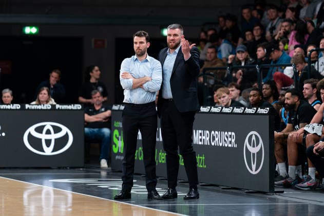 Benka Barloschky (Veolia Towers Hamburg, Trainer) und Stanley Witt (Veolia Towers Hamburg, Assistenztrainer) enttaeuscht Enttaeuschung, GER, Veolia Towers Hamburg vs RASTA Vechta, Basketball, Bundesliga, Spieltag 30, Saison 2025 2026, 19.04.2026 GER, Veolia Towers Hamburg vs RASTA Vechta, Basketball, Bundesliga, Spieltag 30, Saison 2025 2026, 19.04.2026 Hamburg Copyright: xEibner-Pressefoto MaxxVincenx EP_MVN