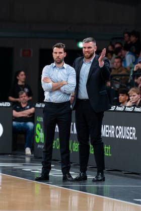 Benka Barloschky (Veolia Towers Hamburg, Trainer) und Stanley Witt (Veolia Towers Hamburg, Assistenztrainer) enttaeuscht Enttaeuschung, GER, Veolia Towers Hamburg vs RASTA Vechta, Basketball, Bundesliga, Spieltag 30, Saison 2025 2026, 19.04.2026 GER, Veolia Towers Hamburg vs RASTA Vechta, Basketball, Bundesliga, Spieltag 30, Saison 2025 2026, 19.04.2026 Hamburg Copyright: xEibner-Pressefoto MaxxVincenx EP_MVN
