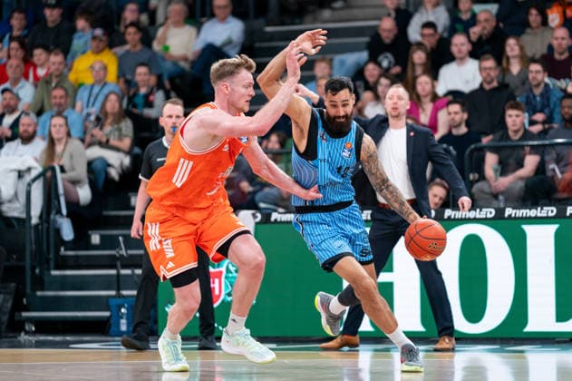 Martin Breunig (Veolia Towers Hamburg, 13) im Dribbling gegen Lars Thiemann (RASTA Vechta, 21), GER, Veolia Towers Hamburg vs RASTA Vechta, Basketball, Bundesliga, Spieltag 30, Saison 2025 2026, 19.04.2026 GER, Veolia Towers Hamburg vs RASTA Vechta, Basketball, Bundesliga, Spieltag 30, Saison 2025 2026, 19.04.2026 Hamburg Copyright: xEibner-Pressefoto MaxxVincenx EP_MVN