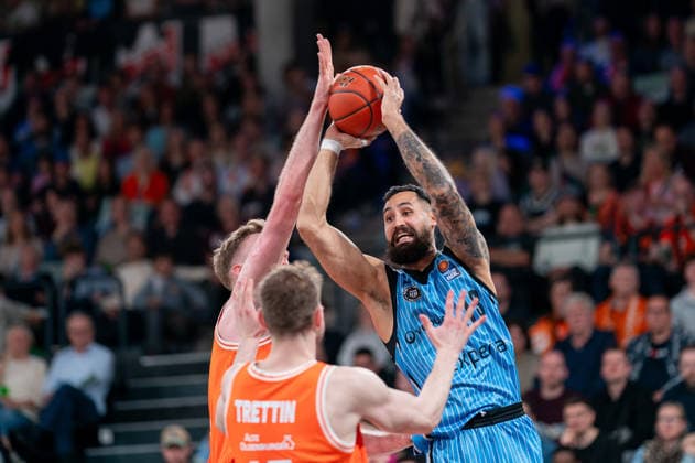 Martin Breunig (Veolia Towers Hamburg, 13) im Zweikampf mit Lars Thiemann (RASTA Vechta, 21) und Linus Trettin (RASTA Vechta, 15), GER, Veolia Towers Hamburg vs RASTA Vechta, Basketball, Bundesliga, Spieltag 30, Saison 2025 2026, 19.04.2026 GER, Veolia Towers Hamburg vs RASTA Vechta, Basketball, Bundesliga, Spieltag 30, Saison 2025 2026, 19.04.2026 Hamburg Copyright: xEibner-Pressefoto MaxxVincenx EP_MVN