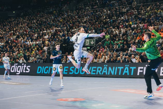 19.4.2026, Handball, Lidl, Final Four, Finale, Endspiel, Köln, Lanxess Arena, Bergischer HC, Füchse Berlin, 2026 Mathias Gidsel (Berlin) wirft gegen Lukas Diedrich (bergischer HC) Lanxess Arena, Köln Nordrhein-Westfalen Deutschland