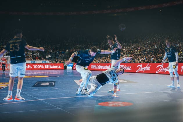 19.4.2026, Handball, Lidl, Final Four, Finale, Endspiel, Köln, Lanxess Arena, Bergischer HC, Füchse Berlin, 2026 ZWeikampf zwischen Marsenić, Mijajlo (Berlin) und Gerdas Babarskas Lanxess Arena, Köln Nordrhein-Westfalen Deutschland