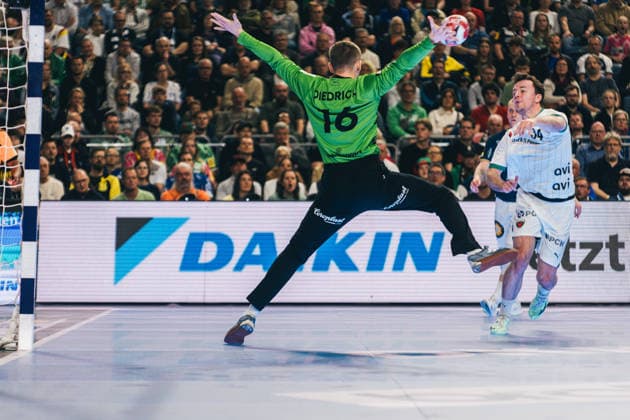 19.4.2026, Handball, Lidl, Final Four, Finale, Endspiel, Köln, Lanxess Arena, Bergischer HC, Füchse Berlin, 2026 Lukas Diedrich (Bergischer HC) hält einen Wurf von Av Teigum Hakun West (Berlin) Lanxess Arena, Köln Nordrhein-Westfalen Deutschland