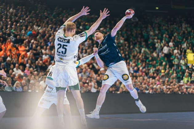 19.4.2026, Handball, Lidl, Final Four, Finale, Endspiel, Köln, Lanxess Arena, Bergischer HC, Füchse Berlin, 2026 Johannes Wasielewski (Bergischer HC) wirft gegen den Block von Matthias Langhoff (Berlin) Lanxess Arena, Köln Nordrhein-Westfalen Deutschland