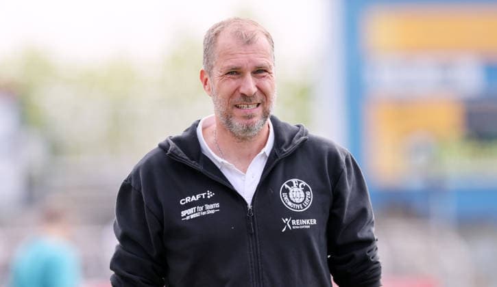 Leipzig, 18.04.2026, Bruno-Plache-Stadion, Fußball, Regionalliga NordOst, 30. Spieltag , 1.FC Lok Leipzig vs. Hallescher FC , Im Bild; Trainer Jochen Seitz, Lok Leipzig. , Nur zur redaktionellen Nutzung. Only editorial use. , DFB regulations prohibit any use of photographs as image sequences and or quasi-video. ,