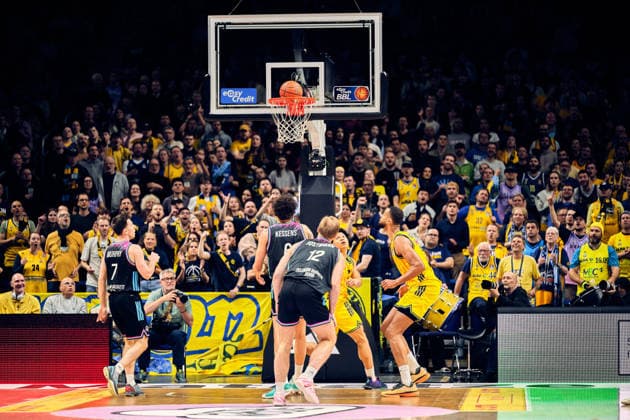 Jack Kayil (Alba Berlin, 07), Fans jubeln, GER, ALBA Berlin vs. Telekom Baskets Bonn, Basketball Herren, easy Credit BBL, Saison 2025 2026, 30. Spieltag, 20.04.2026 GER, ALBA Berlin vs. Telekom Baskets Bonn, Basketball Herren, easy Credit BBL, Saison 2025 2026, 30. Spieltag, 20.04.2026 Berlin
