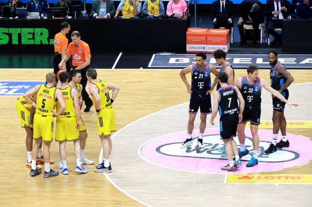 DEU, easyCredit BBL, ALBA vs. Telekom Baskets Bonn, 20.04.2026, Uber-Arena, Berlin, DEU, easyCredit BBL, ALBA vs. Telekom Baskets Bonn, im Bild ALBA-Spielerkreis, Bonner-Spielerkreis