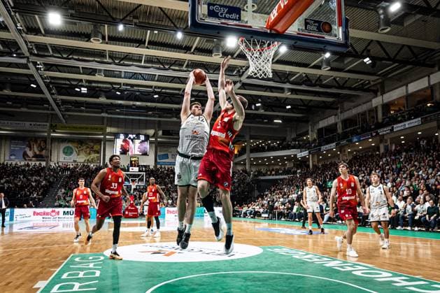 Marten Linssen (Gladiators Trier) im Zweikampf mit Niels Giffey (FC Bayern Muenchen Basketball), Vet Concept Gladiators Trier vs FC Bayern Muenchen Basketball , Basketball, easyCredit BBL, 30. Spieltag, Saison 2025 2026, 20.04.2026 Vet Concept Gladiators Trier vs FC Bayern Muenchen Basketball , Basketball, easyCredit BBL, 30. Spieltag, Saison 2025 2026, 20.04.2026 Copyright: xEibner-Pressefoto AlexanderxNeisx EP_ANS