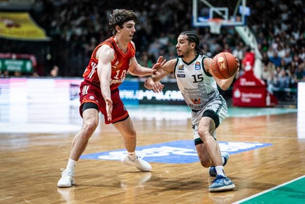 Jordan Roland (Gladiators Trier) im Zweikampf mit Justinian Jessup (FC Bayern Muenchen Basketball), Vet Concept Gladiators Trier vs FC Bayern Muenchen Basketball , Basketball, easyCredit BBL, 30. Spieltag, Saison 2025 2026, 20.04.2026 Vet Concept Gladiators Trier vs FC Bayern Muenchen Basketball , Basketball, easyCredit BBL, 30. Spieltag, Saison 2025 2026, 20.04.2026 Copyright: xEibner-Pressefoto AlexanderxNeisx EP_ANS