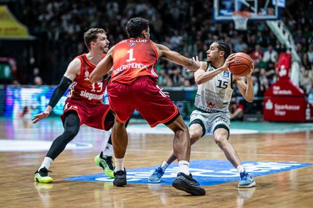 Jordan Roland (Gladiators Trier) im Zweikampf mit Andreas Obst (FC Bayern Muenchen Basketball) und Osacar das silva (FC Bayern Muenchen Basketball) , Vet Concept Gladiators Trier vs FC Bayern Muenchen Basketball , Basketball, easyCredit BBL, 30. Spieltag, Saison 2025 2026, 20.04.2026 Vet Concept Gladiators Trier vs FC Bayern Muenchen Basketball , Basketball, easyCredit BBL, 30. Spieltag, Saison 2025 2026, 20.04.2026 Copyright: xEibner-Pressefoto AlexanderxNeisx EP_ANS
