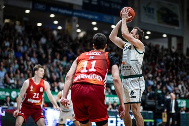 JJ Mann (Gladiators Trier) im Zweikampf mit Valdimir Lucic (FC Bayern Muenchen Basketball), Vet Concept Gladiators Trier vs FC Bayern Muenchen Basketball , Basketball, easyCredit BBL, 30. Spieltag, Saison 2025 2026, 20.04.2026 Vet Concept Gladiators Trier vs FC Bayern Muenchen Basketball , Basketball, easyCredit BBL, 30. Spieltag, Saison 2025 2026, 20.04.2026 Copyright: xEibner-Pressefoto AlexanderxNeisx EP_ANS