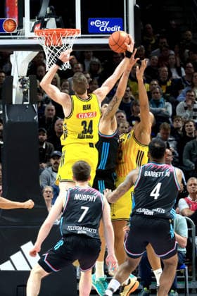 DEU, easyCredit BBL, ALBA vs. Telekom Baskets Bonn, 20.04.2026, Uber-Arena, Berlin, DEU, easyCredit BBL, ALBA vs. Telekom Baskets Bonn, im Bild Justin Bean (ALBA Berlin 34), Norris Agbakoko (ALBA Berlin 17), Michael Kessens (Telekom Baskets Bonn 6)