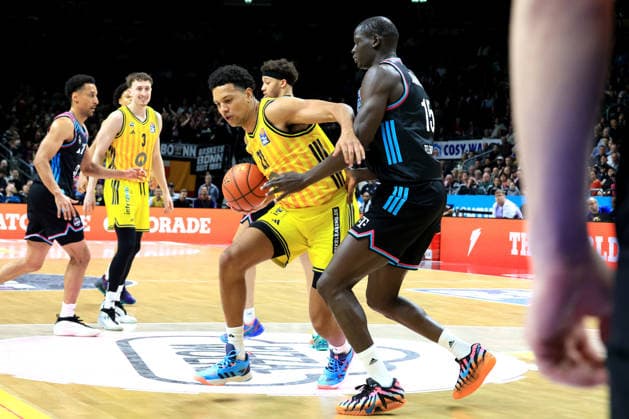 DEU, easyCredit BBL, ALBA vs. Telekom Baskets Bonn, 20.04.2026, Uber-Arena, Berlin, DEU, easyCredit BBL, ALBA vs. Telekom Baskets Bonn, im Bild Michael Rataj (ALBA Berlin 21), Kur Jongkuch (Telekom Baskets Bonn 15)