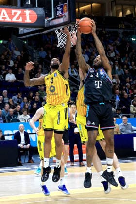DEU, easyCredit BBL, ALBA vs. Telekom Baskets Bonn, 20.04.2026, Uber-Arena, Berlin, DEU, easyCredit BBL, ALBA vs. Telekom Baskets Bonn, im Bild J Wan Roberts (ALBA Berlin 13), Jeff Garrett Jr. (Telekom Baskets Bonn 4)