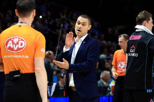 DEU, easyCredit BBL, ALBA vs. Telekom Baskets Bonn, 20.04.2026, Uber-Arena, Berlin, DEU, easyCredit BBL, ALBA vs. Telekom Baskets Bonn, im Bild Cheftrainer Marko Stankovic (Telekom Baskets Bonn), Schiedsrichter