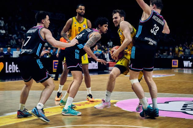 Malte Delow (Alba Berlin, 06), Grayson Murphy (Telekom Baskets Bonn, 07), Michael Kessens (Telekom Baskets Bonn, 06), Patrick Heckmann (Telekom Baskets Bonn, 33), GER, ALBA Berlin vs. Telekom Baskets Bonn, Basketball Herren, easy Credit BBL, Saison 2025 2026, 30. Spieltag, 20.04.2026 GER, ALBA Berlin vs. Telekom Baskets Bonn, Basketball Herren, easy Credit BBL, Saison 2025 2026, 30. Spieltag, 20.04.2026 Berlin