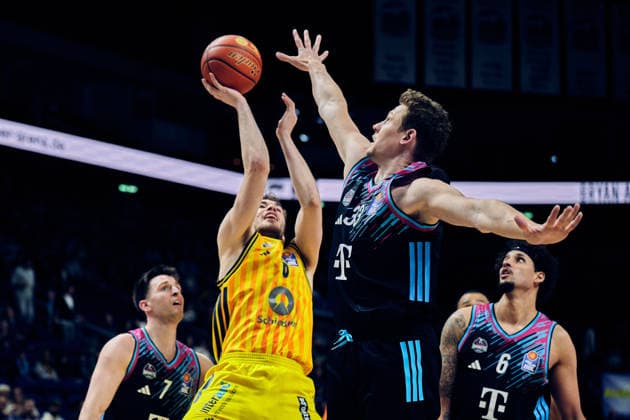 Malte Delow (Alba Berlin, 06), Patrick Heckmann (Telekom Baskets Bonn, 33), GER, ALBA Berlin vs. Telekom Baskets Bonn, Basketball Herren, easy Credit BBL, Saison 2025 2026, 30. Spieltag, 20.04.2026 GER, ALBA Berlin vs. Telekom Baskets Bonn, Basketball Herren, easy Credit BBL, Saison 2025 2026, 30. Spieltag, 20.04.2026 Berlin