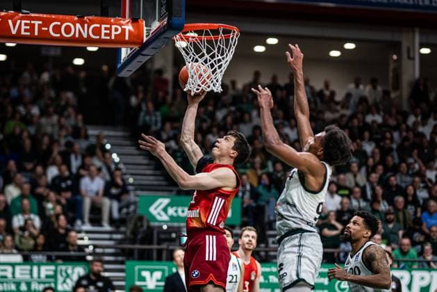 Valdimir Lucic (FC Bayern Muenchen Basketball) im Zweikampf mit George King (Gladiators Trier), Vet Concept Gladiators Trier vs FC Bayern Muenchen Basketball , Basketball, easyCredit BBL, 30. Spieltag, Saison 2025 2026, 20.04.2026 Vet Concept Gladiators Trier vs FC Bayern Muenchen Basketball , Basketball, easyCredit BBL, 30. Spieltag, Saison 2025 2026, 20.04.2026 Copyright: xEibner-Pressefoto AlexanderxNeisx EP_ANS