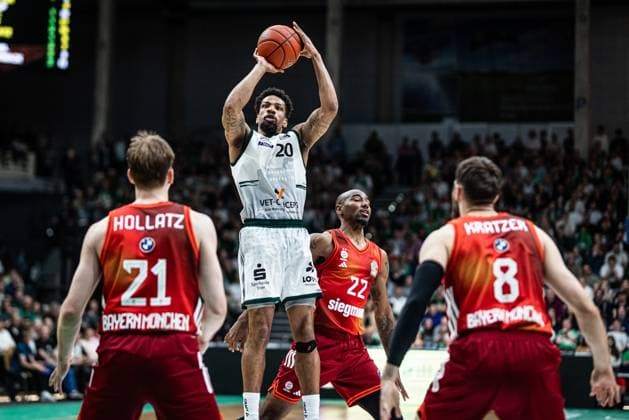 Urald King (Gladiators Trier) im Zweikampf mit Justus Hollarz (FC Bayern Muenchen Basketball), Leon Kratzer (FC Bayern Muenchen Basketball), Vet Concept Gladiators Trier vs FC Bayern Muenchen Basketball , Basketball, easyCredit BBL, 30. Spieltag, Saison 2025 2026, 20.04.2026 Vet Concept Gladiators Trier vs FC Bayern Muenchen Basketball , Basketball, easyCredit BBL, 30. Spieltag, Saison 2025 2026, 20.04.2026 Copyright: xEibner-Pressefoto AlexanderxNeisx EP_ANS