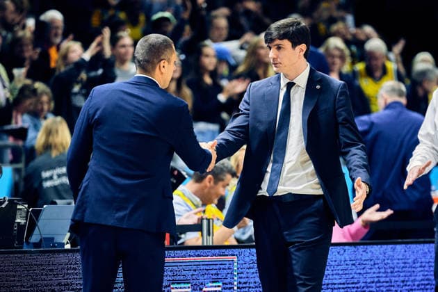 Marko Stankovic (Telekom Baskets Bonn, Headcoach), Pedro Calles (Alba Berlin, Cheftrainer), gratuliert zum Sieg, GER, ALBA Berlin vs. Telekom Baskets Bonn, Basketball Herren, easy Credit BBL, Saison 2025 2026, 30. Spieltag, 20.04.2026 GER, ALBA Berlin vs. Telekom Baskets Bonn, Basketball Herren, easy Credit BBL, Saison 2025 2026, 30. Spieltag, 20.04.2026 Berlin