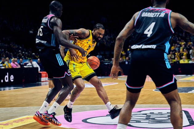 J Wan Roberts (Alba Berlin, 13), Kur Jongkuch (Telekom Baskets Bonn, 15), GER, ALBA Berlin vs. Telekom Baskets Bonn, Basketball Herren, easy Credit BBL, Saison 2025 2026, 30. Spieltag, 20.04.2026 GER, ALBA Berlin vs. Telekom Baskets Bonn, Basketball Herren, easy Credit BBL, Saison 2025 2026, 30. Spieltag, 20.04.2026 Berlin