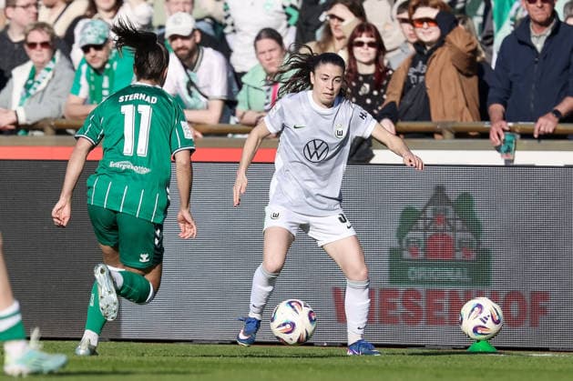 Judit Pujols (VfL Wolfsburg, 33) am Ball, Einzelbild, Ganzkörper, Aktion, Action, Spielszene, DIE DFB-RICHTLINIEN UNTERSAGEN JEGLICHE NUTZUNG VON FOTOS ALS SEQUENZBILDER UND ODER VIDEOÄHNLICHE FOTOSTRECKEN. DFB REGULATIONS PROHIBIT ANY USE OF PHOTOGRAPHS AS IMAGE SEQUENCES AND OR QUASI-VIDEO., 22.04.2026, Bremen (Deutschland), Fussball, Google Pixel Frauen-Bundesliga, SV Werder Bremen - VfL Wolfsburg