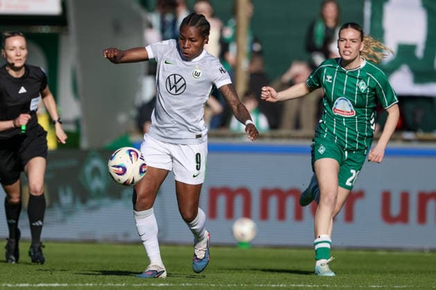 v.li.: Lineth Beerensteyn (VfL Wolfsburg, 9) und Juliane Wirtz (SV Werder Bremen, 28) im Zweikampf, Duell, Dynamik, Aktion, Action, Spielszene, DIE DFB-RICHTLINIEN UNTERSAGEN JEGLICHE NUTZUNG VON FOTOS ALS SEQUENZBILDER UND ODER VIDEOÄHNLICHE FOTOSTRECKEN. DFB REGULATIONS PROHIBIT ANY USE OF PHOTOGRAPHS AS IMAGE SEQUENCES AND OR QUASI-VIDEO., 22.04.2026, Bremen (Deutschland), Fussball, Google Pixel Frauen-Bundesliga, SV Werder Bremen - VfL Wolfsburg