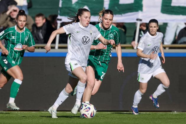 v.li.: Janou Levels (VfL Wolfsburg, 15) und Juliane Wirtz (SV Werder Bremen, 28) im Zweikampf, Duell, Dynamik, Aktion, Action, Spielszene, DIE DFB-RICHTLINIEN UNTERSAGEN JEGLICHE NUTZUNG VON FOTOS ALS SEQUENZBILDER UND ODER VIDEOÄHNLICHE FOTOSTRECKEN. DFB REGULATIONS PROHIBIT ANY USE OF PHOTOGRAPHS AS IMAGE SEQUENCES AND OR QUASI-VIDEO., 22.04.2026, Bremen (Deutschland), Fussball, Google Pixel Frauen-Bundesliga, SV Werder Bremen - VfL Wolfsburg