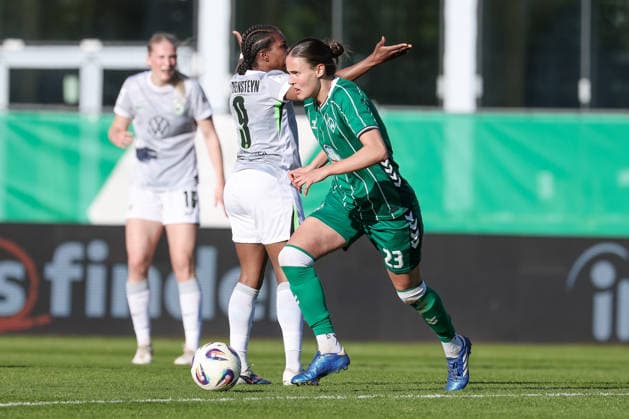 Hanna Nemeth (SV Werder Bremen, 23) am Ball, Einzelbild, Ganzkörper, Aktion, Action, Spielszene, DIE DFB-RICHTLINIEN UNTERSAGEN JEGLICHE NUTZUNG VON FOTOS ALS SEQUENZBILDER UND ODER VIDEOÄHNLICHE FOTOSTRECKEN. DFB REGULATIONS PROHIBIT ANY USE OF PHOTOGRAPHS AS IMAGE SEQUENCES AND OR QUASI-VIDEO., 22.04.2026, Bremen (Deutschland), Fussball, Google Pixel Frauen-Bundesliga, SV Werder Bremen - VfL Wolfsburg
