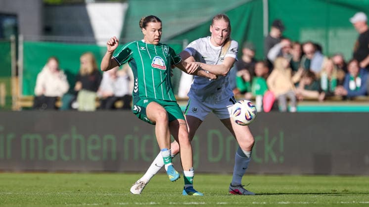 v.li.: Larissa Mühlhaus (SV Werder Bremen, 7) und Camilla Küver (VfL Wolfsburg, 16) im Zweikampf, Duell, Dynamik, Aktion, Action, Spielszene, DIE DFB-RICHTLINIEN UNTERSAGEN JEGLICHE NUTZUNG VON FOTOS ALS SEQUENZBILDER UND ODER VIDEOÄHNLICHE FOTOSTRECKEN. DFB REGULATIONS PROHIBIT ANY USE OF PHOTOGRAPHS AS IMAGE SEQUENCES AND OR QUASI-VIDEO., 22.04.2026, Bremen (Deutschland), Fussball, Google Pixel Frauen-Bundesliga, SV Werder Bremen - VfL Wolfsburg