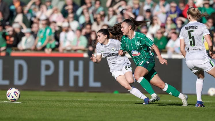 v.li.: Judit Pujols (VfL Wolfsburg, 33) und Maja Sternad (SV Werder Bremen, 11) im Zweikampf, Duell, Dynamik, Aktion, Action, Spielszene, DIE DFB-RICHTLINIEN UNTERSAGEN JEGLICHE NUTZUNG VON FOTOS ALS SEQUENZBILDER UND ODER VIDEOÄHNLICHE FOTOSTRECKEN. DFB REGULATIONS PROHIBIT ANY USE OF PHOTOGRAPHS AS IMAGE SEQUENCES AND OR QUASI-VIDEO., 22.04.2026, Bremen (Deutschland), Fussball, Google Pixel Frauen-Bundesliga, SV Werder Bremen - VfL Wolfsburg