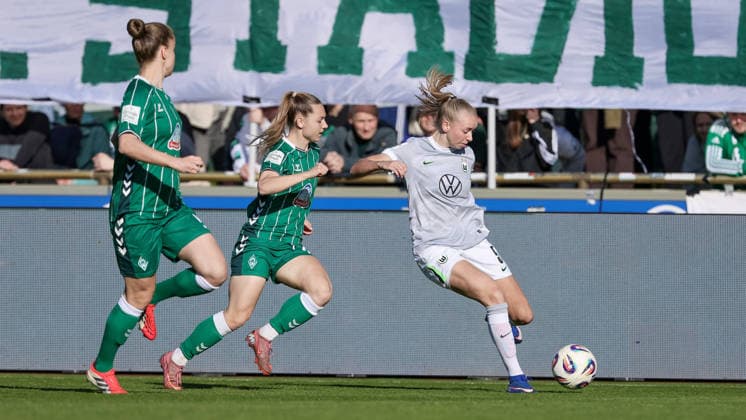 v.li.: Michelle Weiß (SV Werder Bremen, 15) und Ella Peddemors (VfL Wolfsburg, 5) im Zweikampf, Duell, Dynamik, Aktion, Action, Spielszene, DIE DFB-RICHTLINIEN UNTERSAGEN JEGLICHE NUTZUNG VON FOTOS ALS SEQUENZBILDER UND ODER VIDEOÄHNLICHE FOTOSTRECKEN. DFB REGULATIONS PROHIBIT ANY USE OF PHOTOGRAPHS AS IMAGE SEQUENCES AND OR QUASI-VIDEO., 22.04.2026, Bremen (Deutschland), Fussball, Google Pixel Frauen-Bundesliga, SV Werder Bremen - VfL Wolfsburg