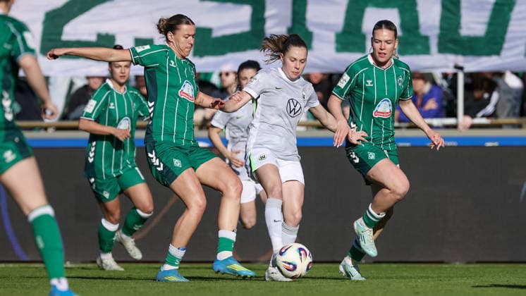 v.li.: Larissa Mühlhaus (SV Werder Bremen, 7), Janou Levels (VfL Wolfsburg, 15) und Juliane Wirtz (SV Werder Bremen, 28) im Zweikampf, Duell, Dynamik, Aktion, Action, Spielszene, DIE DFB-RICHTLINIEN UNTERSAGEN JEGLICHE NUTZUNG VON FOTOS ALS SEQUENZBILDER UND ODER VIDEOÄHNLICHE FOTOSTRECKEN. DFB REGULATIONS PROHIBIT ANY USE OF PHOTOGRAPHS AS IMAGE SEQUENCES AND OR QUASI-VIDEO., 22.04.2026, Bremen (Deutschland), Fussball, Google Pixel Frauen-Bundesliga, SV Werder Bremen - VfL Wolfsburg