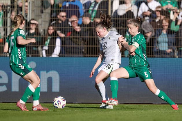 v.li.: Janou Levels (VfL Wolfsburg, 15) und Michelle Ulbrich (SV Werder Bremen, 5) im Zweikampf, Duell, Dynamik, Aktion, Action, Spielszene, DIE DFB-RICHTLINIEN UNTERSAGEN JEGLICHE NUTZUNG VON FOTOS ALS SEQUENZBILDER UND ODER VIDEOÄHNLICHE FOTOSTRECKEN. DFB REGULATIONS PROHIBIT ANY USE OF PHOTOGRAPHS AS IMAGE SEQUENCES AND OR QUASI-VIDEO., 22.04.2026, Bremen (Deutschland), Fussball, Google Pixel Frauen-Bundesliga, SV Werder Bremen - VfL Wolfsburg