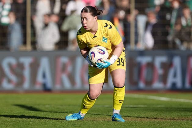 Mariella El Sherif (Torhüterin, Torwart, SV Werder Bremen, 39) am Ball, Freisteller, Einzelbild, Ganzkörper, Aktion, Action, Spielszene, DIE DFB-RICHTLINIEN UNTERSAGEN JEGLICHE NUTZUNG VON FOTOS ALS SEQUENZBILDER UND ODER VIDEOÄHNLICHE FOTOSTRECKEN. DFB REGULATIONS PROHIBIT ANY USE OF PHOTOGRAPHS AS IMAGE SEQUENCES AND OR QUASI-VIDEO., 22.04.2026, Bremen (Deutschland), Fussball, Google Pixel Frauen-Bundesliga, SV Werder Bremen - VfL Wolfsburg