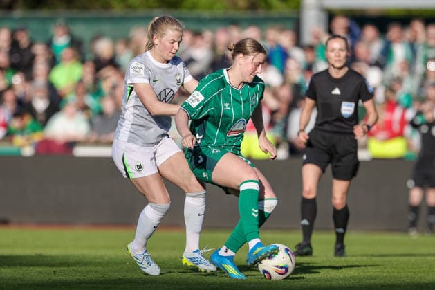 v.li.: Justine Kielland (VfL Wolfsburg, 18) und Sarah Gutmann (SV Werder Bremen, 32) im Zweikampf, Duell, Dynamik, Aktion, Action, Spielszene, DIE DFB-RICHTLINIEN UNTERSAGEN JEGLICHE NUTZUNG VON FOTOS ALS SEQUENZBILDER UND ODER VIDEOÄHNLICHE FOTOSTRECKEN. DFB REGULATIONS PROHIBIT ANY USE OF PHOTOGRAPHS AS IMAGE SEQUENCES AND OR QUASI-VIDEO., 22.04.2026, Bremen (Deutschland), Fussball, Google Pixel Frauen-Bundesliga, SV Werder Bremen - VfL Wolfsburg