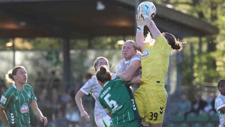 Bremen vs VfL, BL Frauen Bremen, 22.04.2026, Fußball, Frauen, Google Pixel Bundesliga, Saison 2025 2026, SV Werder Bremen vs VfL Wolfsburg, Michelle Ulbrich (Werder Bremen), Sarai Linder (VfL Wolfsburg), Camilla Küver (VfL Wolfsburg) Deutschland