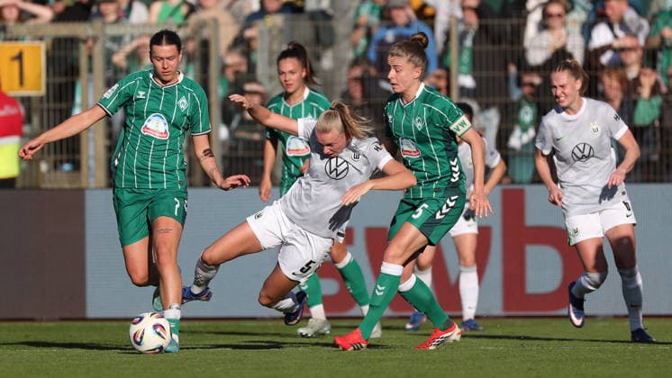 Bremen vs VfL, BL Frauen Bremen, 22.04.2026, Fußball, Frauen, Google Pixel Bundesliga, Saison 2025 2026, SV Werder Bremen vs VfL Wolfsburg, Larissa Mühlhaus (Werder Bremen), Janina Minge (VfL Wolfsburg), Michelle Ulbrich (Werder Bremen) Deutschland