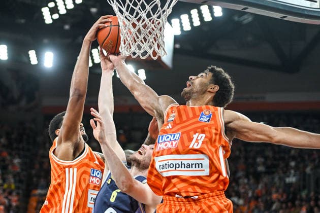 GER, BBL, ratiopharm Ulm vs Alba Berlin 22.04.2026, ratiopharm arena, Neu-Ulm, GER, BBL, ratiopharm Ulm vs Alba Berlin, im Bild Joel Soriano (Ulm, 12), Malte Delow (Berlin, 6), Mark Smith (Ulm, 13), Kampf um den Rebound
