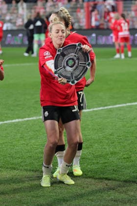 1. Fußball Bundesliga Frauen: Union Berlin - Bayern München, 22.04.2026 Schlussjubel, Sieg, Meisterjubel, Meisterschaft, Giulia Gwinn (Bayern Muenchen, 7) jubelt mit Linda Dallmann (Bayern Muenchen, 10) und Mitspielerinnen, während der Begegnung in der 1. Fußball Bundesliga Frauen: Union Berlin - Bayern München in Berlin, Stadion An der Alten Försterei , am 22.04.2026. DFB regulations prohibit any use of photographs as image sequences and or quasi video. Copyright: xBEAUTIFULxSPORTS Frankex