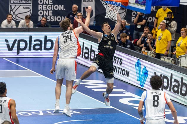 GER, ENBL VIMODROM Final 4, Halbfinale 2, SYNTAINICS MBC - Manchester Basketball. 22.04.2026, Stadthalle, Weißenfels, GER, ENBL VIMODROM Final 4, Halbfinale 2, SYNTAINICS MBC - Manchester Basketball. Jure Planinic (Syntainics MBC, 44), Matthew Nicholson (Manchester Basketball, 34) Â Foto Alexander Trienitz Weißenfels Stadthalle Sachsen-Anhalt Deutschland