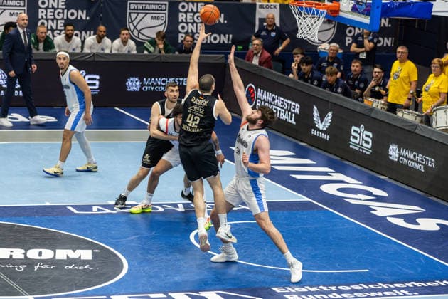 GER, ENBL VIMODROM Final 4, Halbfinale 2, SYNTAINICS MBC - Manchester Basketball. 22.04.2026, Stadthalle, Weißenfels, GER, ENBL VIMODROM Final 4, Halbfinale 2, SYNTAINICS MBC - Manchester Basketball. Nemanja Djurisic (Syntainics MBC, 42), Matthew Nicholson (Manchester Basketball, 34) Â Foto Alexander Trienitz Weißenfels Stadthalle Sachsen-Anhalt Deutschland